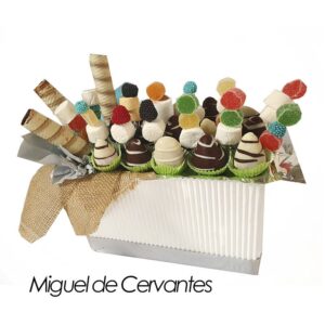 Arreglos frutales y variedad de dulces