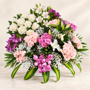 Arreglo floral fúnebre Lila de Nieve elaborado con rosas blancas y lilas en base cuadrada para condolencias en Quito.