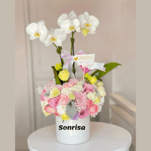 Sonrisa arreglo de orquídeas con rosas