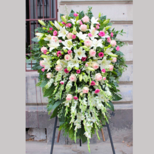 Arreglo Funerario en Pedestal Elegante – Quito