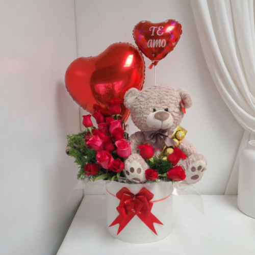 Arreglo de rosas rojas con oso de peluche, globos y chocolates Ferrero en Quito