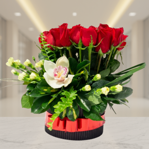 Arreglo floral de rosas rojas con orquídea blanca en Quito