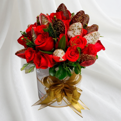 Arreglo floral en caja redonda con rosas rojas y fresas con chocolate en Quito