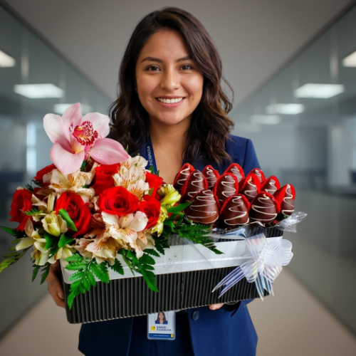 Arreglo floral en caja rectangular con rosas rojas, orquídea y fresas con chocolate en Quito