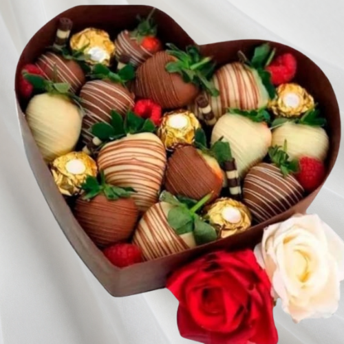 Arreglo floral en caja en forma de corazón con fresas cubiertas de chocolate, bombones Ferrero Rocher, chocolates y variedad de dulces en Quito.