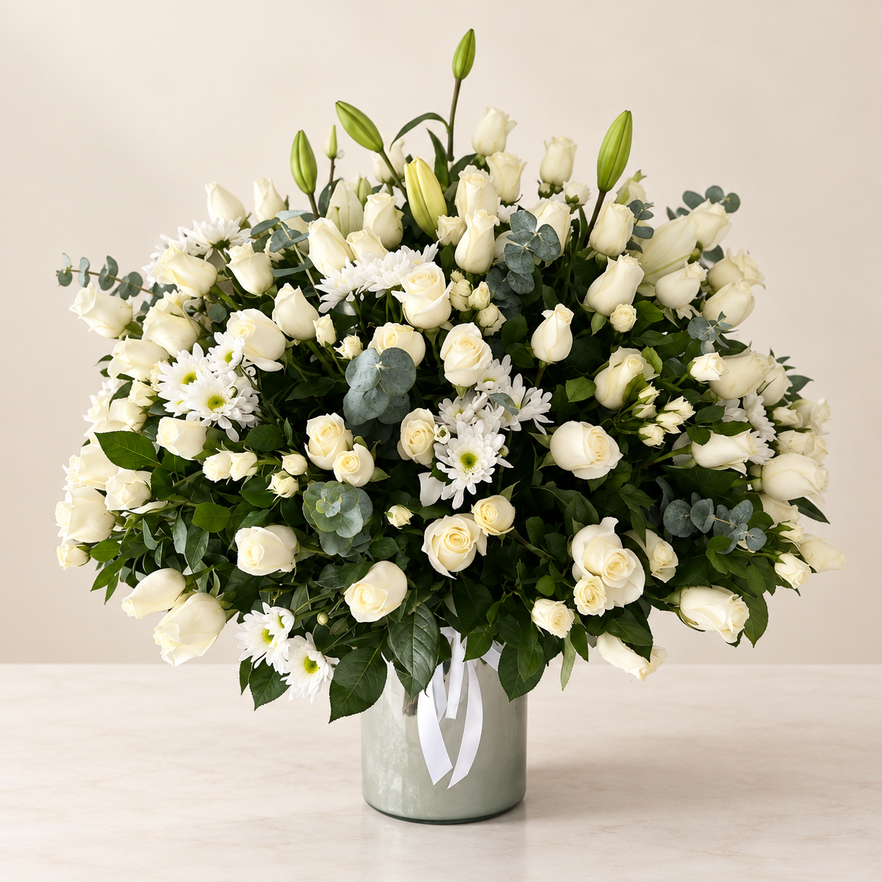 Arreglo floral fúnebre redondo Refugio con rosas y orquídeas blancas para condolencias en Quito